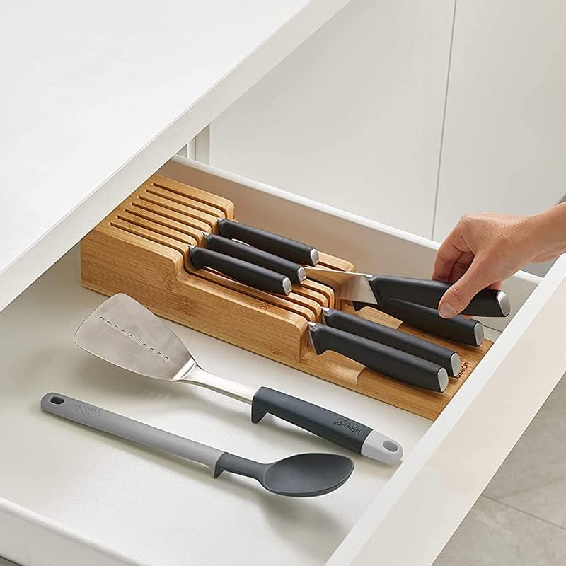 В выдвижном кутия EROOLU за съхранение от бамбук ножове на най-горния рафт за съхранение на ножове е предвидено